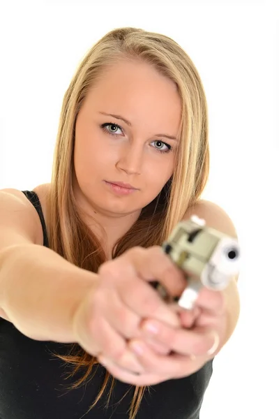Νεαρή όμορφη γυναίκα, κρατώντας ένα όπλο — Φωτογραφία Αρχείου