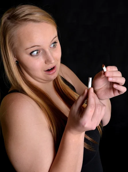 Flicka med cigarett — Stockfoto