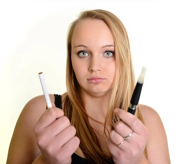 Frau mit E-Zigarette — Stockfoto