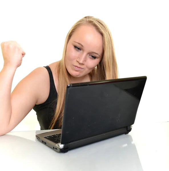 Vrouw met laptop — Stockfoto