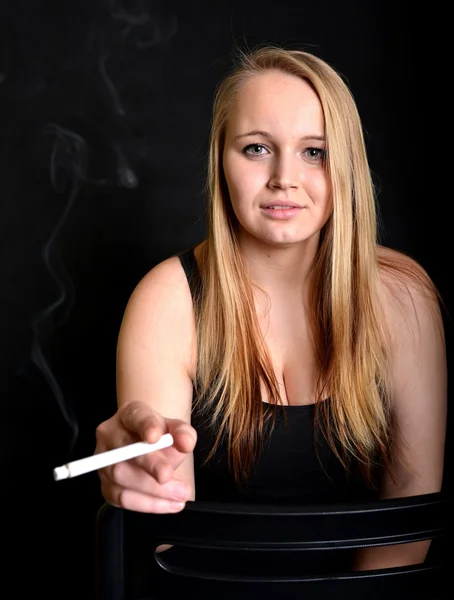 RAGAZZA CON CIGARETTA — Foto Stock