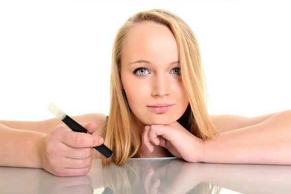 Vacker dam med cigarett — Stockfoto