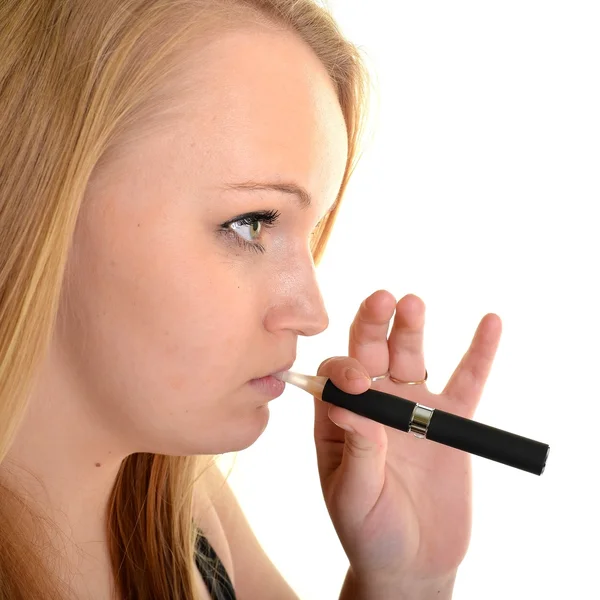 Mujer fumando cigarrillo electrónico — Foto de Stock