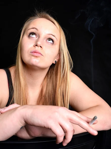 Dziewczyna z papierosem — Zdjęcie stockowe