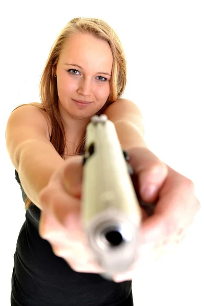 Joven hermosa mujer sosteniendo un arma — Foto de Stock