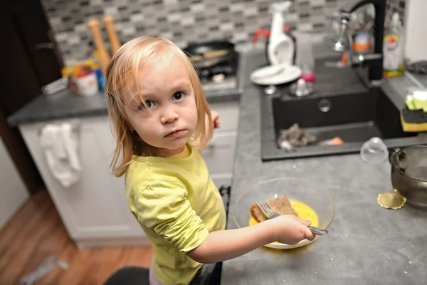 Menina joga o cozinheiro — Fotografia de Stock