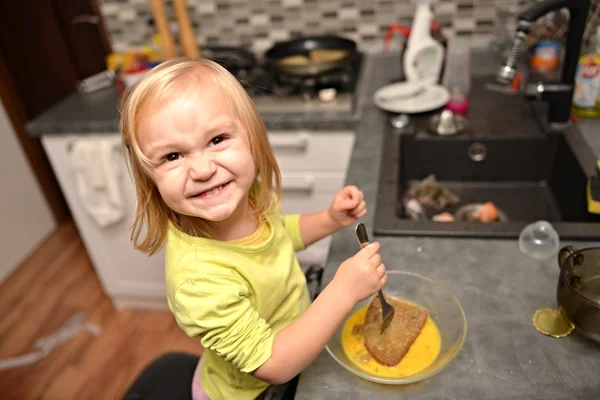 Menina joga o cozinheiro — Fotografia de Stock