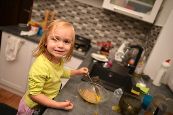 Menina joga o cozinheiro — Fotografia de Stock