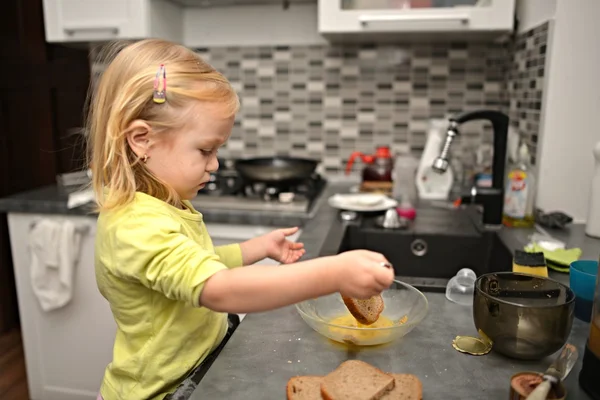 Pequeña niña juega el cocinero —  Fotos de Stock