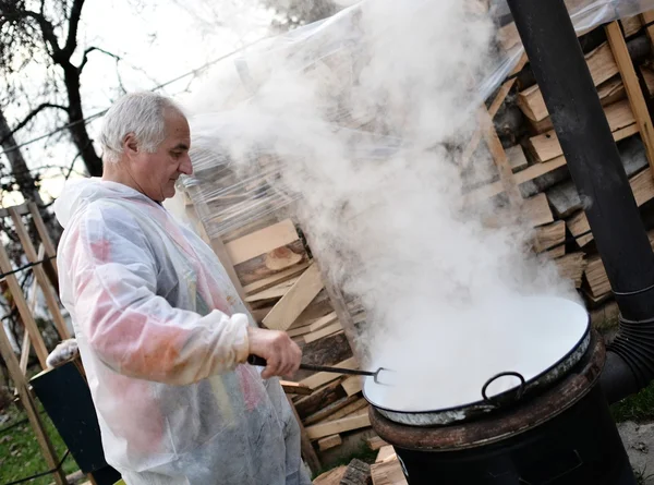 Uomo bollente carne — Foto Stock