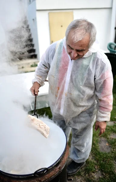 Uomo bollente carne — Foto Stock