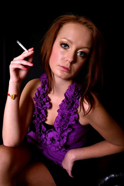 Lány, cigaretta — Stock Fotó