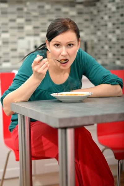 Mujer comiendo — Foto de Stock