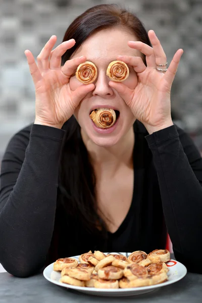 Kvinnan äter kakor — Stockfoto