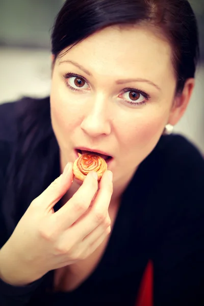 Kurabiye yiyen kadın — Stok fotoğraf