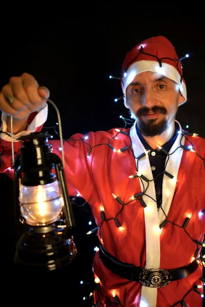 Tema de Natal com Santa segurando luzes mágicas nas mãos — Fotografia de Stock