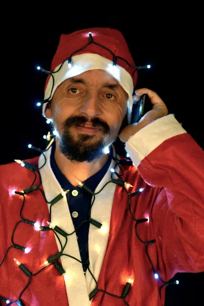 Weihnachtsmann hält magische Lichter in den Händen — Stockfoto