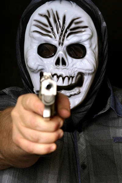 Rapinatore in maschera con pistola — Foto Stock