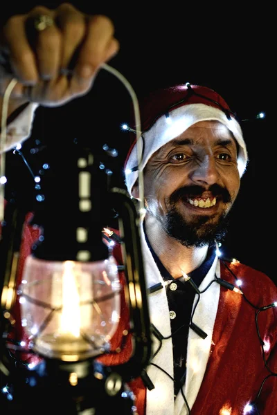Weihnachtsmann hält magische Lichter in den Händen — Stockfoto