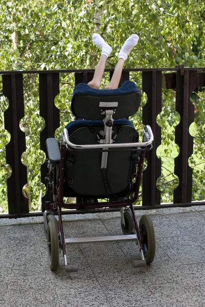 Handikappad man på rullstol. — Stockfoto