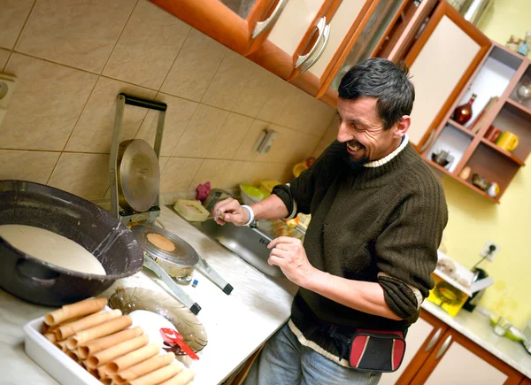 Man baking Roll wafels — Stock Photo, Image