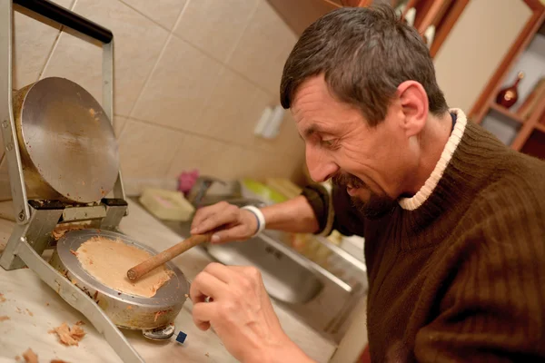 Man baking Roll wafels — Stock Photo, Image