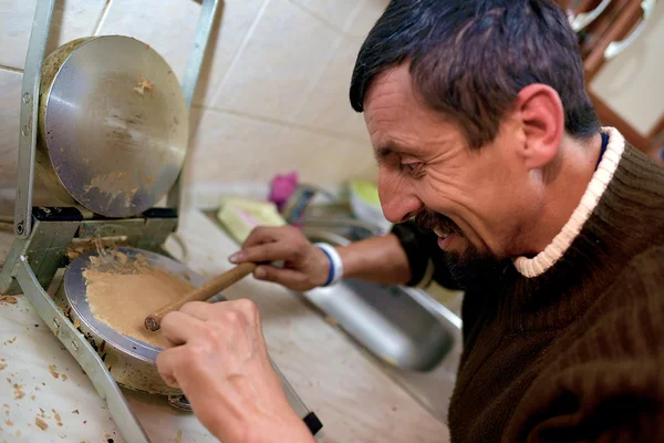 Adam pişirme rulo wafels — Stok fotoğraf