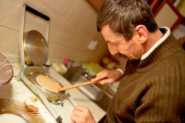 Homme cuisson Rouleau gaufrettes — Photo