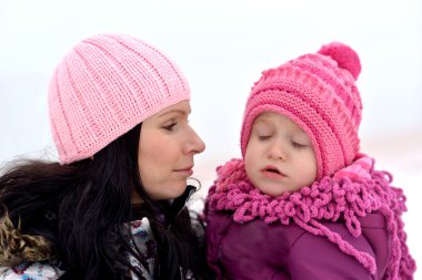 Anne ve kızı güzel sahne kış