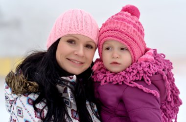 Anne ve kızı güzel sahne kış