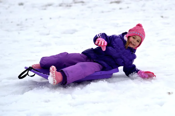 Dívka sáňkovací, pěkné zimní scéna — Stock fotografie