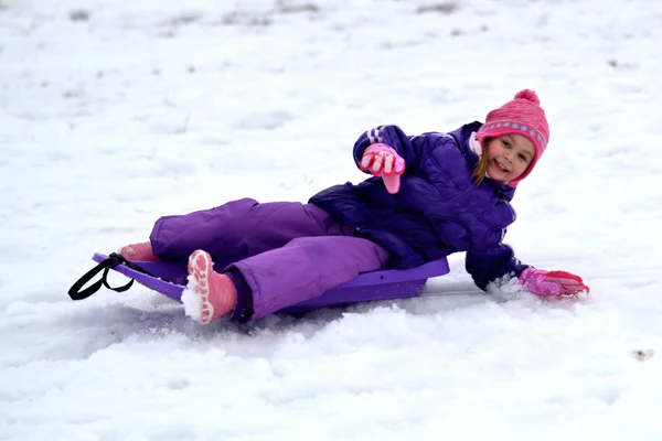 Mädchen Rodeln, schöne Winterszene — Stockfoto