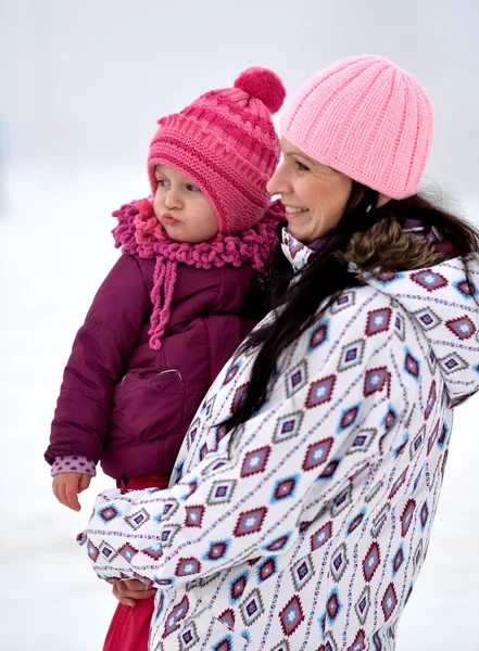 Äiti ja tytär mukava talvi kohtaus — kuvapankkivalokuva