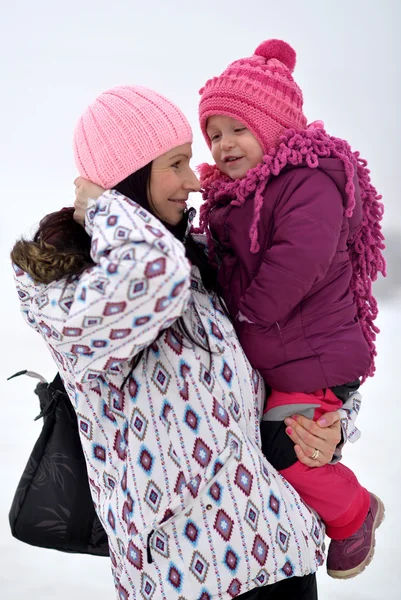 Madre e hija bonita escena de invierno — Foto de Stock