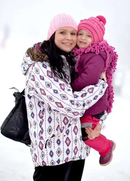 Madre e hija bonita escena de invierno —  Fotos de Stock