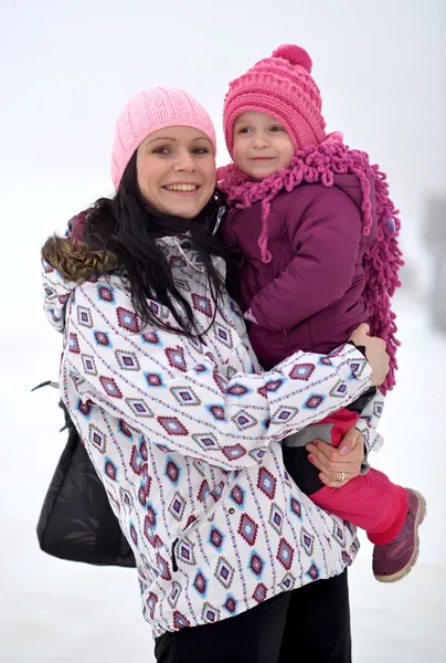 Madre e figlia bella scena invernale — Foto Stock