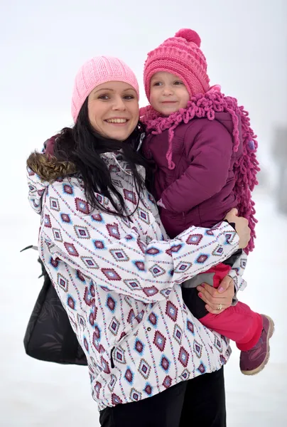 Moeder en dochter mooie winter scène — Stockfoto