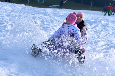 Kızakla, kış eğlenceli, kar, kızak aile