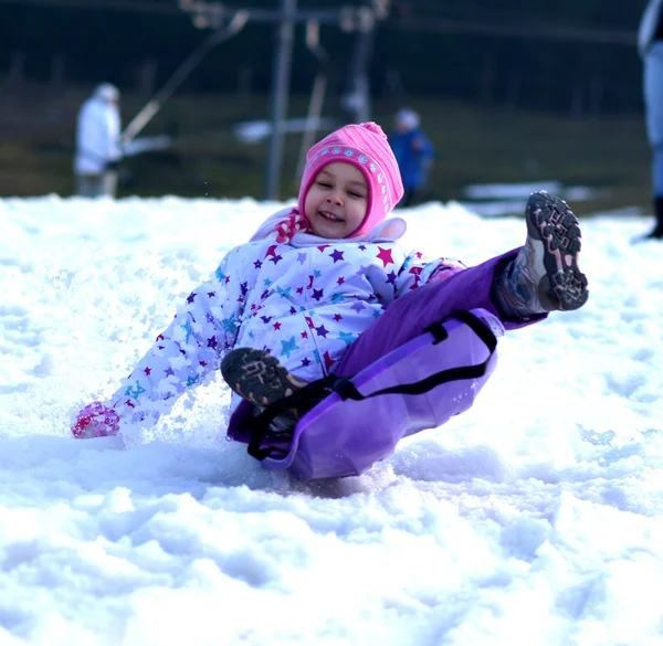 Chica feliz trineo, diversión de invierno, nieve, trineo familiar —  Fotos de Stock