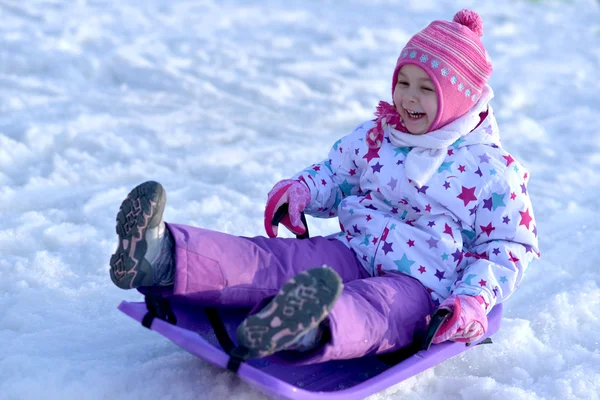 Menina feliz Sledding, diversão de inverno, neve, trenó de família — Fotografia de Stock