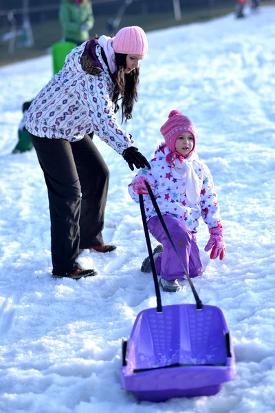 Rodelen, winter fun, sneeuw, familie rodelen — Stockfoto