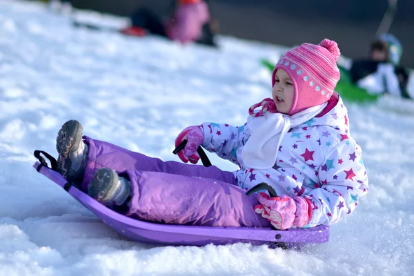 幸せな女の子冬楽しみ、雪、家族のそりのそり、 — ストック写真