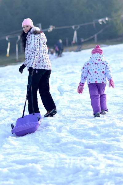 Rodeln, Winterspaß, Schnee, Familienrodeln — Stockfoto