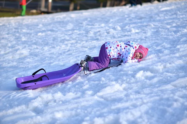 Menina feliz Sledding, diversão de inverno, neve, trenó de família — Fotografia de Stock