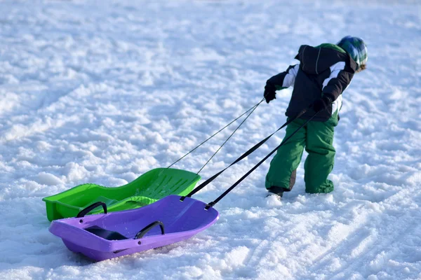 Sledding, diversão de inverno, neve, trenó de família — Fotografia de Stock