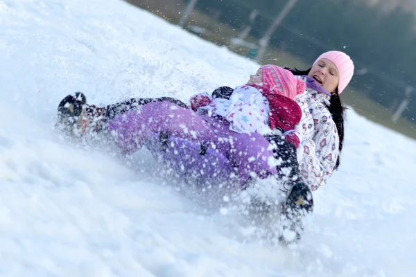 滑雪橇，冬天好玩、 雪、 滑雪橇的家庭 — 图库照片