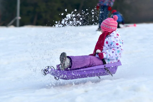 Chica feliz trineo, diversión de invierno, nieve, trineo familiar —  Fotos de Stock