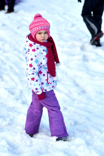 Portrait de fille heureuse en hiver amusant, neige, traîneau familial — Photo