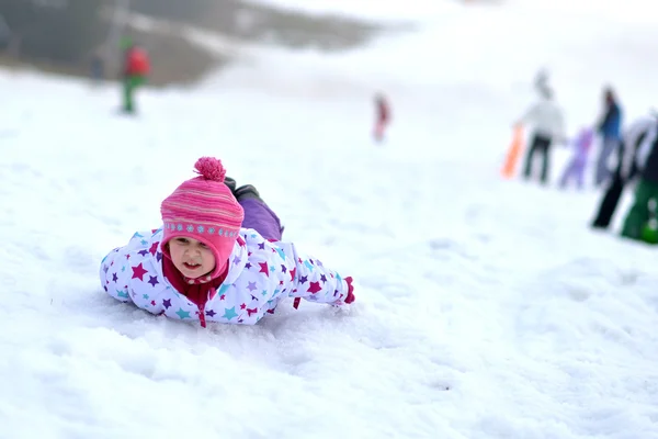 Menina feliz Sledding, diversão de inverno, neve, trenó de família — Fotografia de Stock