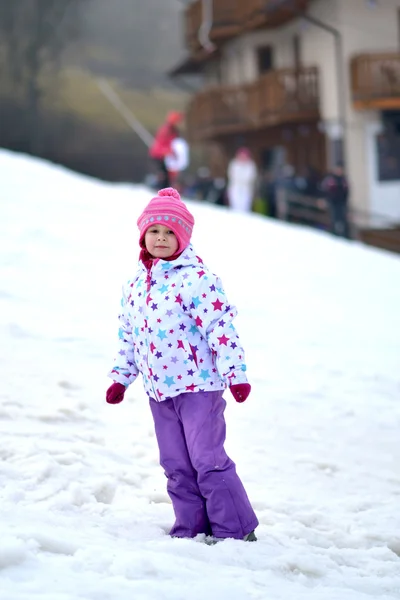 Portrait de fille heureuse en hiver amusant, neige, traîneau familial — Photo